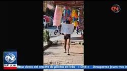 В городе Атойак мужчину провели по улицам с картонной табличкой в ​​связи с предполагаемой кражей...