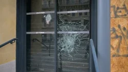 França: comerciantes em Paris limpam e reparam lojas após motins