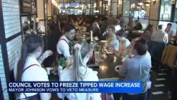 Городской совет Чикаго проголосовал за замораживание повышения заработной платы для работников, п...