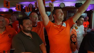 Oranje packs pubs in Ede: 'Soccer brings everyone together'