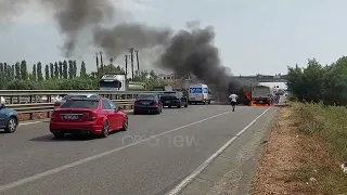 Kamioni përfshihet papritur nga flakët / Shtëllungat e tymit mbulojnë rrugën, rëndohet trafiku