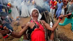 Küba'nın santeroları, kriz ortamında barış için adak sunup tanrılara yakarıyor