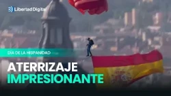 El espectacular aterrizaje del paracaidista de la PAPEA con la bandera de España