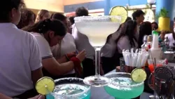 Estudiantes celebran renombramiento del tecnológico de hotelería «Amanda Aguilar»