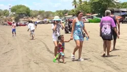 Familias se refrescan en las aguas de Masachapa y Pochomil