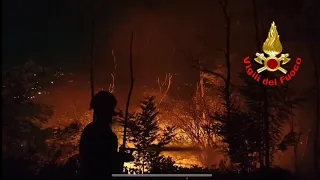 INCENDIO MONTE GOI - OLTRE 100 VIGILI DEL FUOCO IN AZIONE IN ATTESA DEI CANADAIR