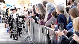 Reis e Rainhas Pearly dão vida à tradição cockney de Londres