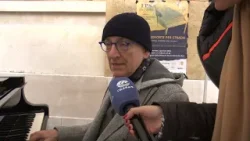 Bari, il viceministro Sisto suona il pianoforte in strada: 12 ore di beneficenza per i bambini