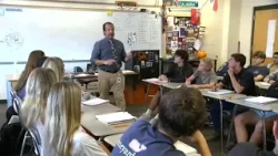 Законодатели Северной Каролины обсуждают политику использования мобильных телефонов в школах и ст...