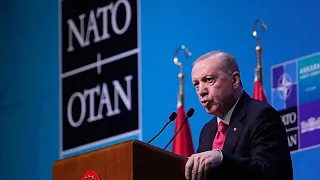Cómo reaccionaron los líderes de la OTAN al elaborado regalo de arma de fuego de Erdoğan