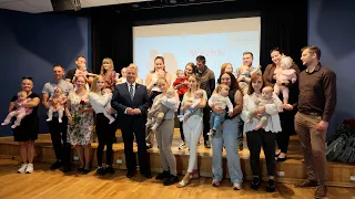 Dzierżoniów welcomes its youngest residents - Baby starter kits and congratulations from the mayor