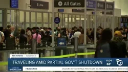 Путешественники направляются в международный аэропорт Сан-Диего на фоне частичной приостановки ра...