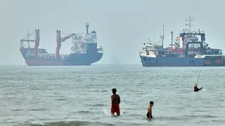 Καταρρέουν οι τιμές του πετρελαίου καθώς ΗΠΑ και Ιράν παγώνουν τα πλήγματα στα Στενά του Ορμούζ