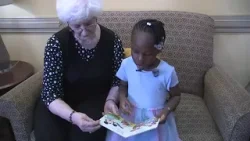 Молодые сестры проводят каникулы, принося радость пожилым людям в Фейетвилле. Молодые сестры проводят каникулы, принося радость пожилым людям в Фейетвилле.