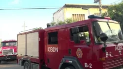 Bomberos del DN intentan sofocar incendio en depósito de documentos de Banreservas Bomberos del DN intentan sofocar incendio en depósito de documentos de Banreservas