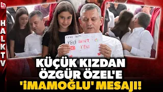 ÖZGÜR ÖZEL'İ ŞAŞIRTAN SÜRPRİZ! Yanına gelen küçük kızın verdiği kağıdı açınca bakın neyle karşılaştı