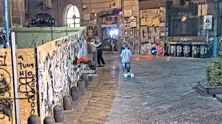 Piazza del Gesù. Rapinato al Bancomat, incontra per strada i rapinatori: arrestati