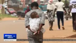 Des écharpes porte-bébé pour lutter contre le paludisme en Ouganda
