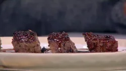 الستيك بالشوكولا والنبيذ وحلوى الـ”Brownie”. الستيك بالشوكولا والنبيذ وحلوى الـ”Brownie”.