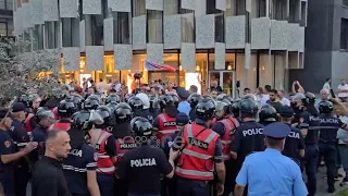 Protesta pranë Kuvendit, tensione mes qytetarëve dhe policisë