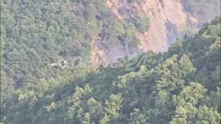 Zjarri në Mallakastër ende aktiv, vijon ndërhyrja me helikopter edhe në Drenijë për të shuar flakët