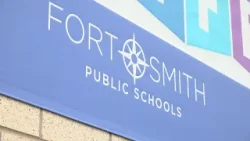 Школьный совет Форт-Смита уволил руководителя оркестра и заявил о начале расследования выдвинутых...