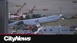 Разбитый самолет Air Canada отбуксирован с взлетно-посадочной полосы аэропорта Ла-Гуардия, ведетс...