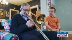 Легенда Куинси Боб Хейвенс вдохновляет молодых музыкантов за ежемесячным завтраком. Легенда Куинси Боб Хейвенс вдохновляет молодых музыкантов за ежемесячным завтраком.