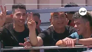 Raising the victory sign.. The moment the Egyptian national team returns and the fans welcome the...