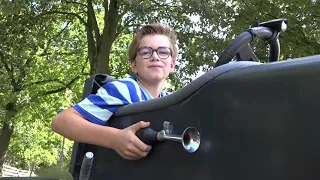 Merijn (11) from Beesel builds electric car out of old trash container