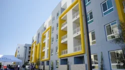 Местные власти отметили торжественное открытие жилого комплекса доступного жилья для пожилых люде...