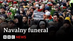 Thousands of Russians defy Putin with protest chants at Navalny’s funeral | BBC News