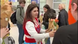 Bari, un tulipano per ogni passeggera: la sorpresa profumata di Tulipark agli arrivi in aeroporto