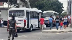 Prolonged bus and minibus stops complicate traffic in Soyapango