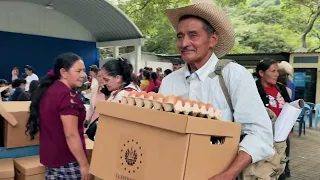 Food basket distribution for families in Chalatenango