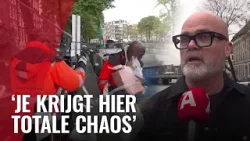 Buurt fel tegen afvalboot in water Singel