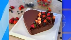 Torta corazón de chocolate con frutos rojos
