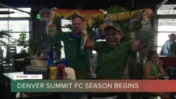 Болельщики в Денвере приветствуют первый матч футбольного клуба Denver Summit FC.