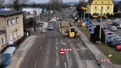 Remont ronda na wjeździe do Pieszyc powoduje spore utrudnienia