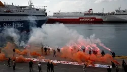 Trabalhadores portuários gregos em greve contra a guerra no porto de Pireu