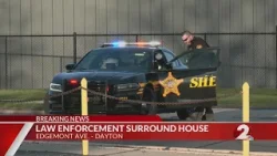 Правоохранительные органы окружили дом.