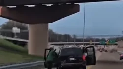 На видео, по всей видимости, запечатлены последствия аварии и стрельба на межштатной автомагистра...