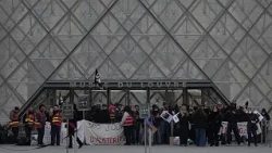 Protestocular Paris'teki Louvre Müzesi'nin girişlerini kapattı