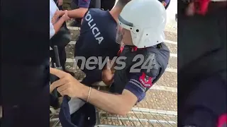 Protestuesit tentojnë të çajnë gardhin metalik, shtyhen me policinë. Disa të shoqëruar, mes tyre...