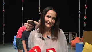 “8 persona+” në “Koko fest” -Trupa e Korçës rikthen komedinë e Ferdinand Radit