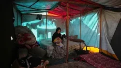 À Gaza, les familles déplacées affrontent la pluie et le froid dans des abris de fortune À Gaza, les familles déplacées affrontent la pluie et le froid dans des abris de fortune