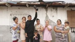 El Goya en la Cañada Real: Tony triunfa en los premios del cine y da visibilidad a su barrio