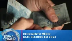 Rendimento médio dos brasileiros bate recorde em 2023 | Jornal da Band
