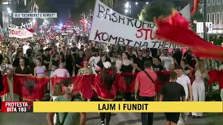 Përfundojnë fjalimet/ Me thirrjet “Dorëheqje”, protestuesit drejtohen për tek sheshi “Nënë Tereza”