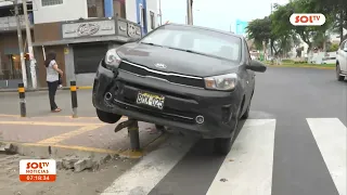 Trujillo: Car left suspended on bollards on Av. Larco